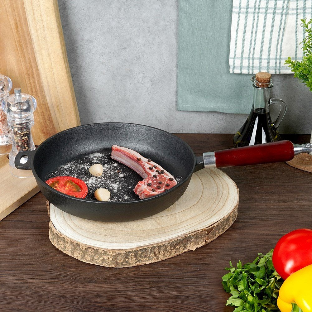Cast iron pan 26 cm with wooden handle