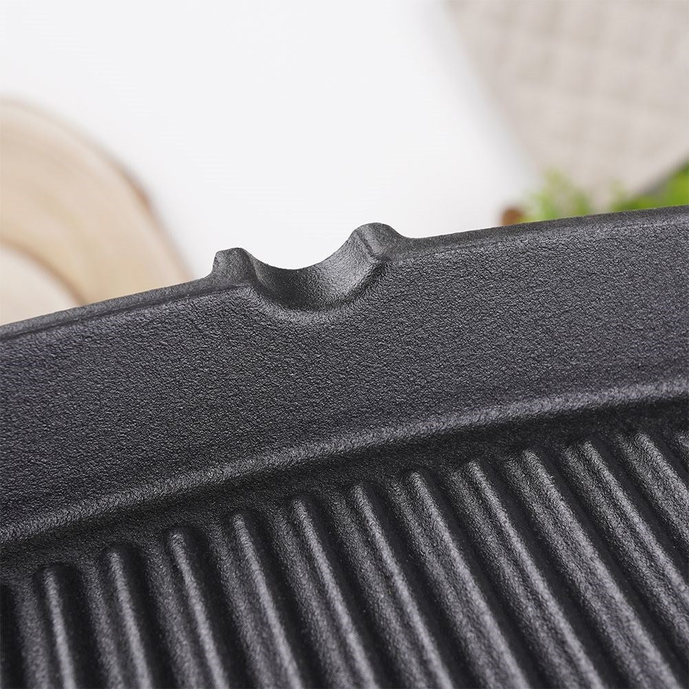 Cast iron pan for cooking on stove, oven and open fire