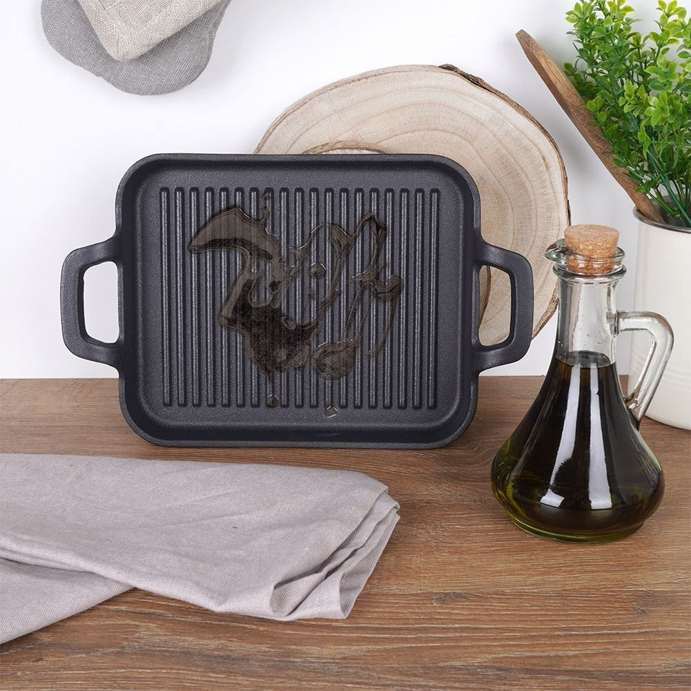 Cast iron pan for grilled dishes on the stove, oven and open fire