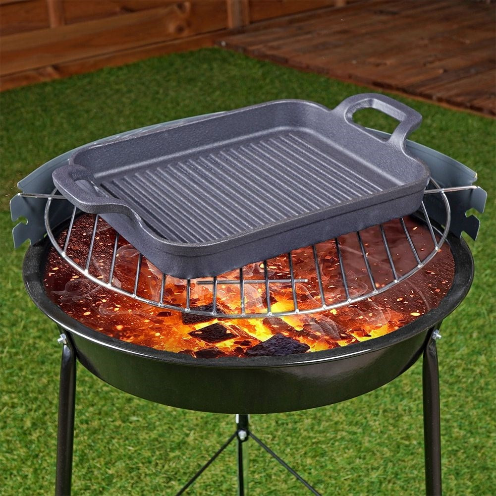 Cast iron pan for grilled dishes on the stove, oven and open fire