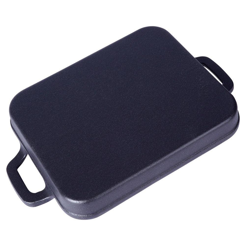 Cast iron pan for grilled dishes on the stove, oven and open fire