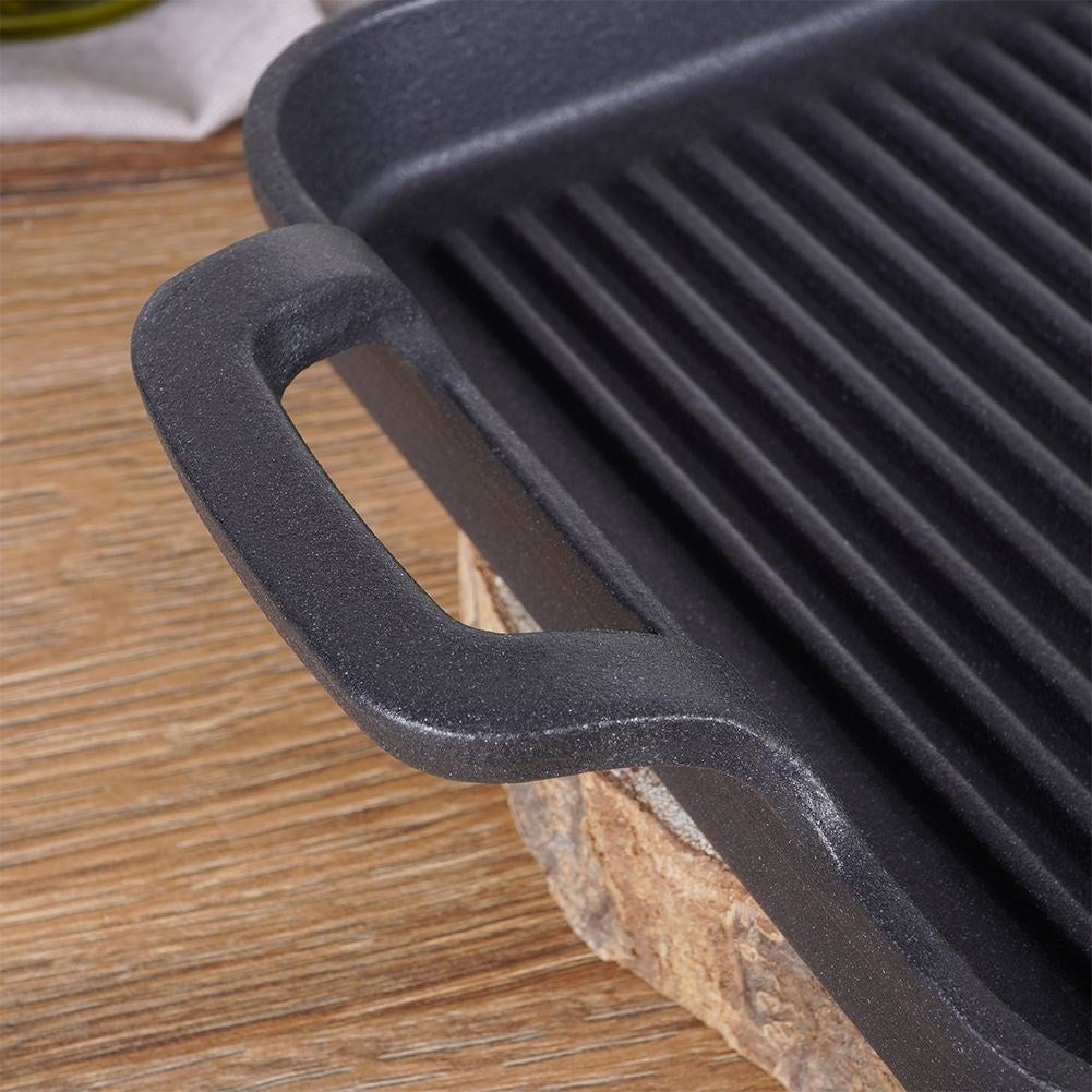 Cast iron pan for grilled dishes on the stove, oven and open fire