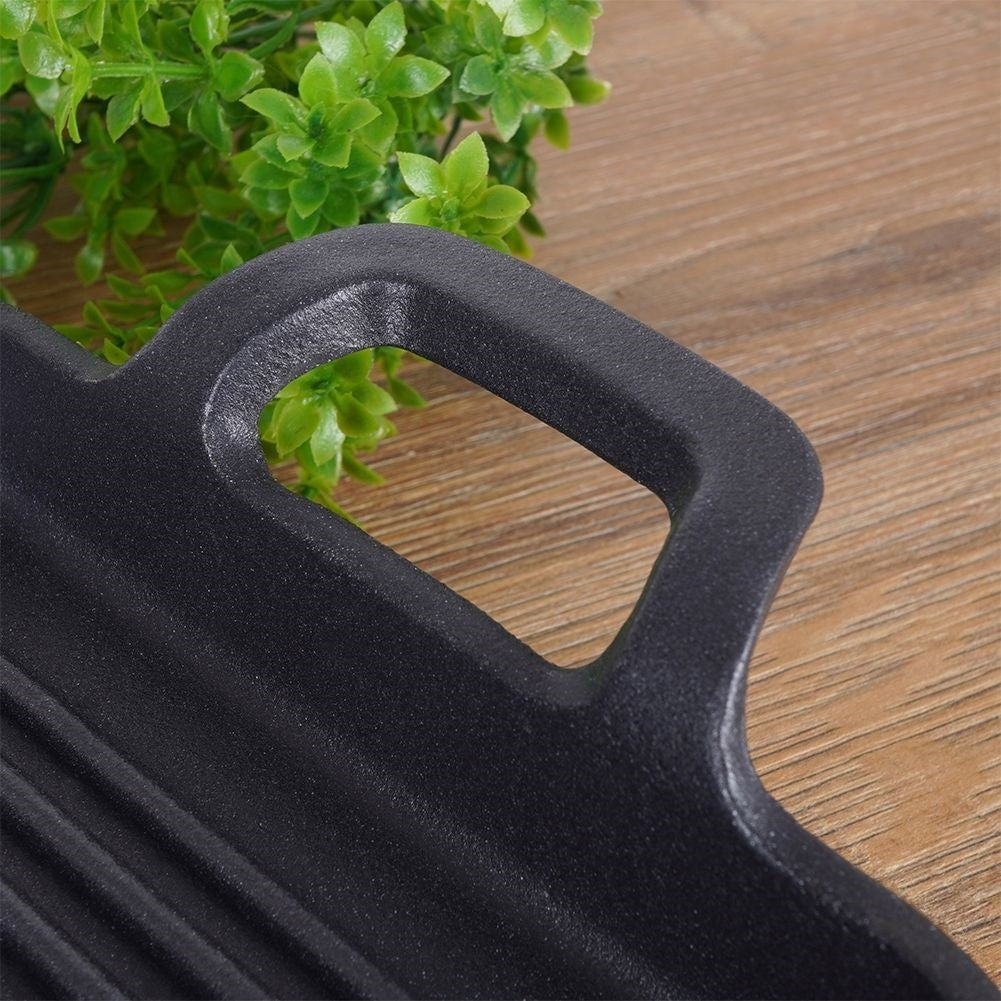 Cast iron pan for grilled dishes on the stove, oven and open fire