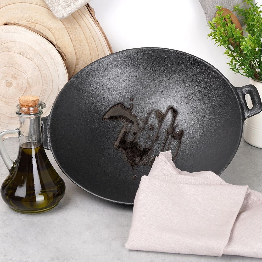Cast iron pan for meat, vegetables and potatoes in oven or fire