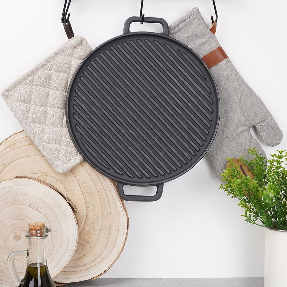 Cast iron pan for meat, vegetables and potatoes in oven or fire
