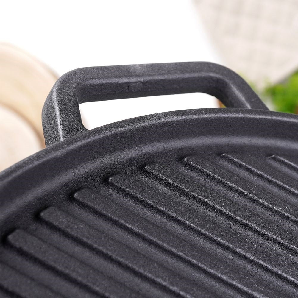 Cast iron pan for meat, vegetables and potatoes in oven or fire