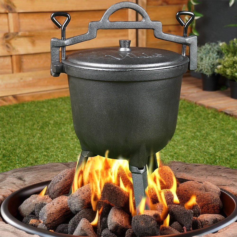 Cast iron pot with lid and legs, 8 litres