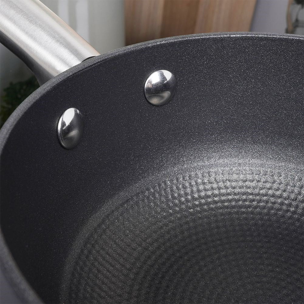 Cast iron pot with non-stick coating and lid