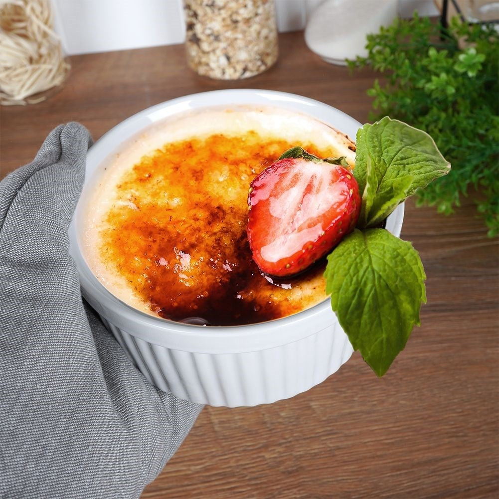 Ceramic baking dish: Perfect for gratins and desserts