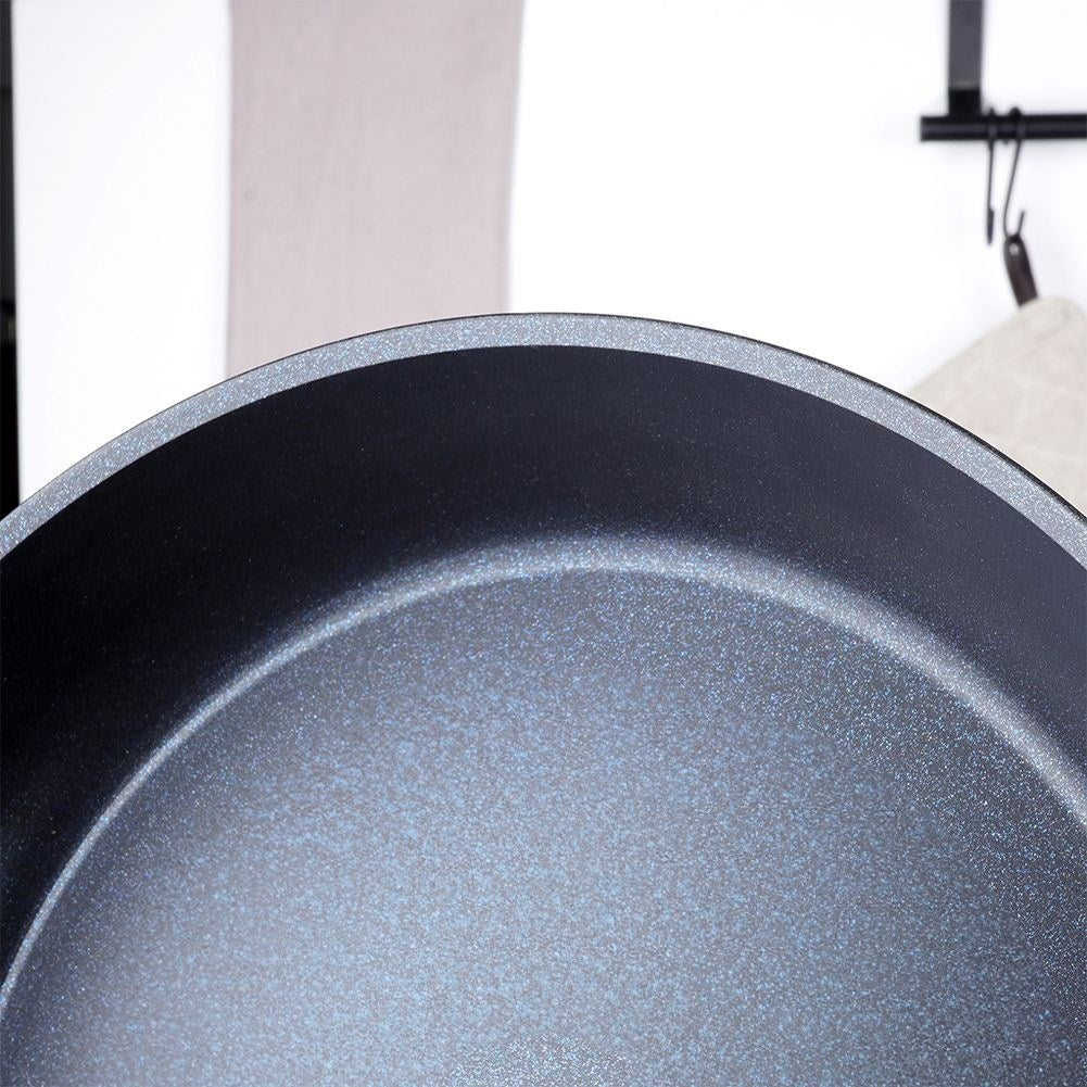 Ceramic frying pan with diamond crystals - durable & robust