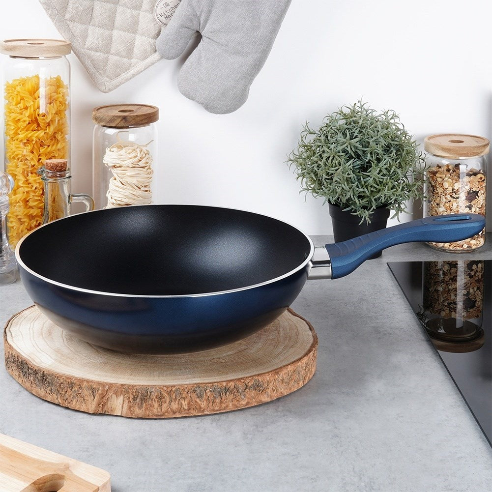 Ceramic wok with diamond crystals for professionals.