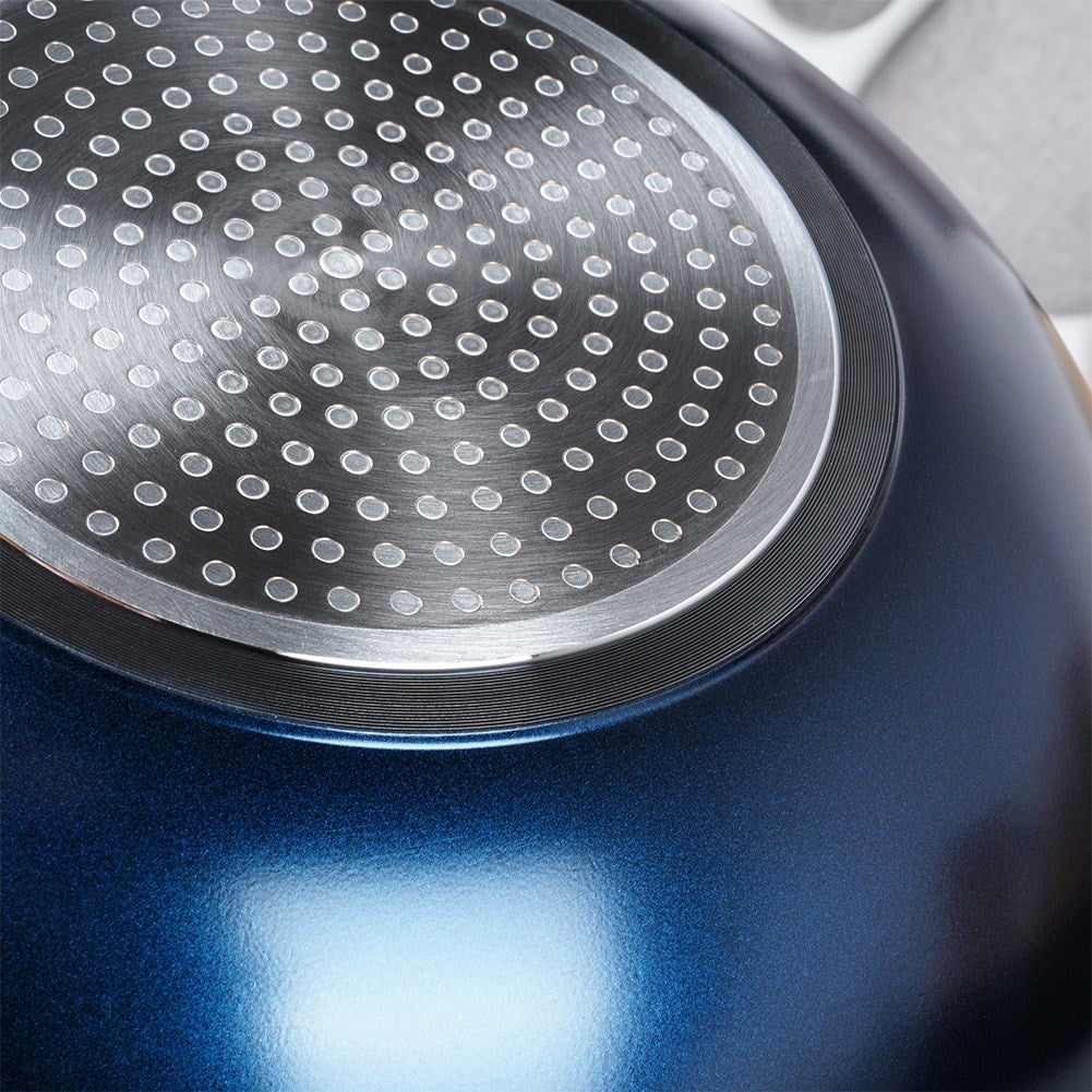 Ceramic wok with diamond crystals for professionals.