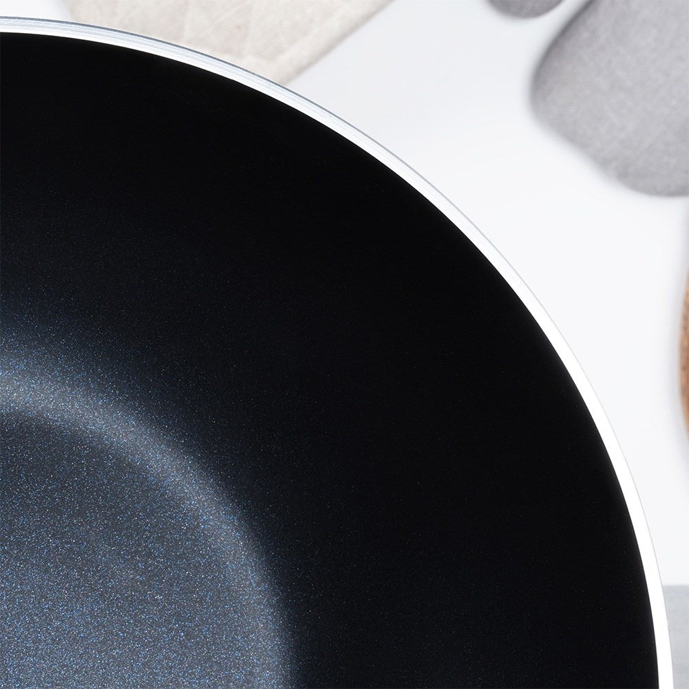 Ceramic wok with diamond crystals for professionals.