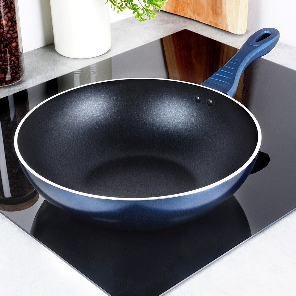 Ceramic wok with diamond crystals for professionals.
