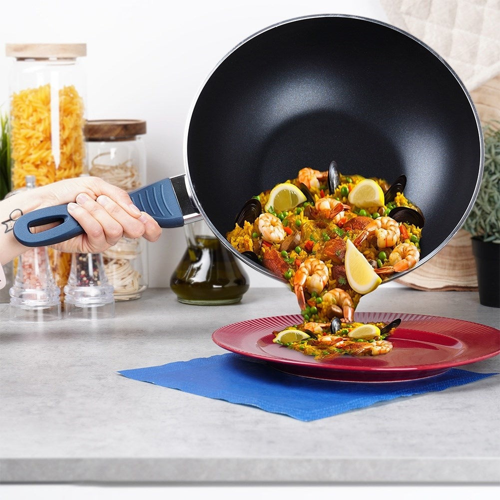 Ceramic wok with diamond crystals for professionals.