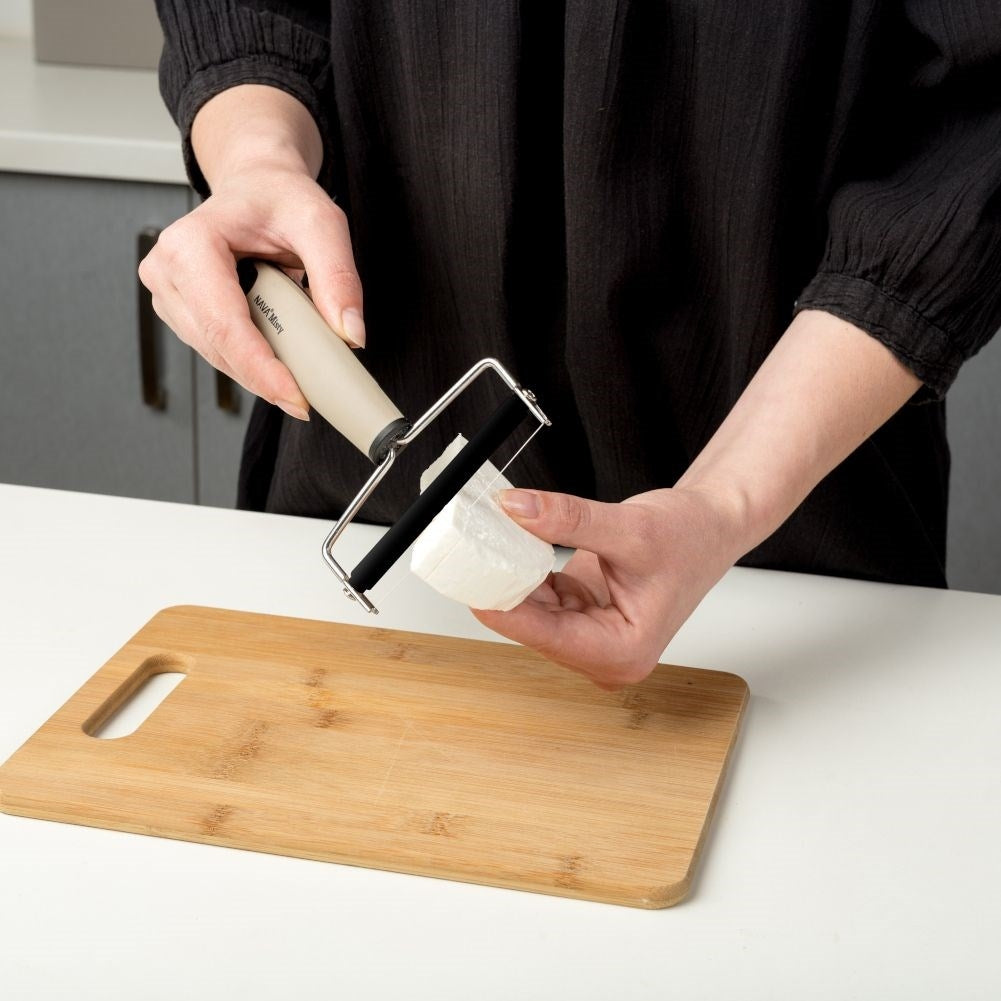Cheese knife with steel wire and non-slip handle for all cheeses