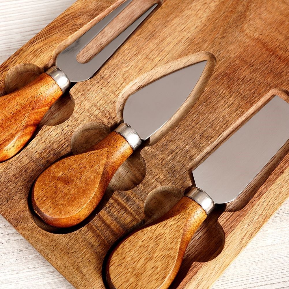 Cheese tray in high-quality acacia wood with knives