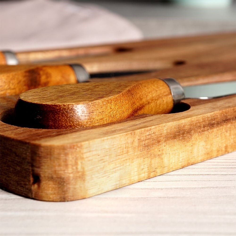 Cheese tray in high-quality acacia wood with knives