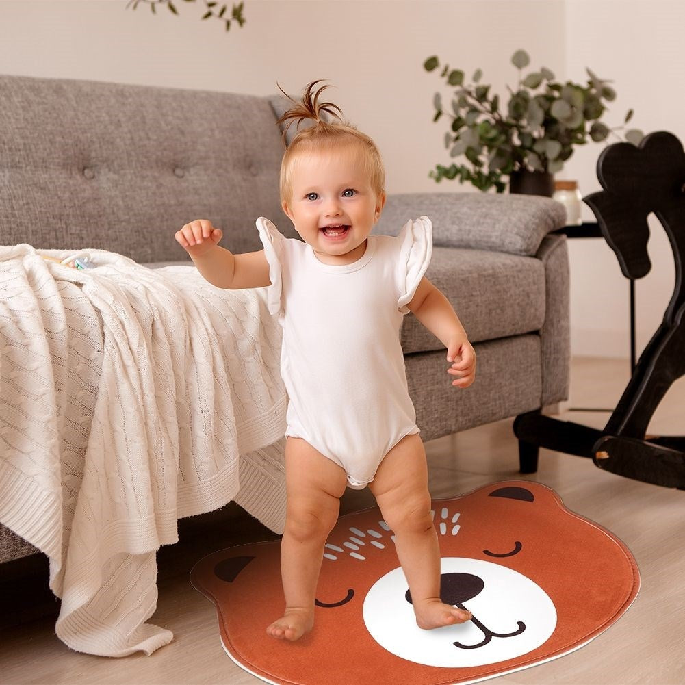 Children's rug with bear motif and non-slip underside