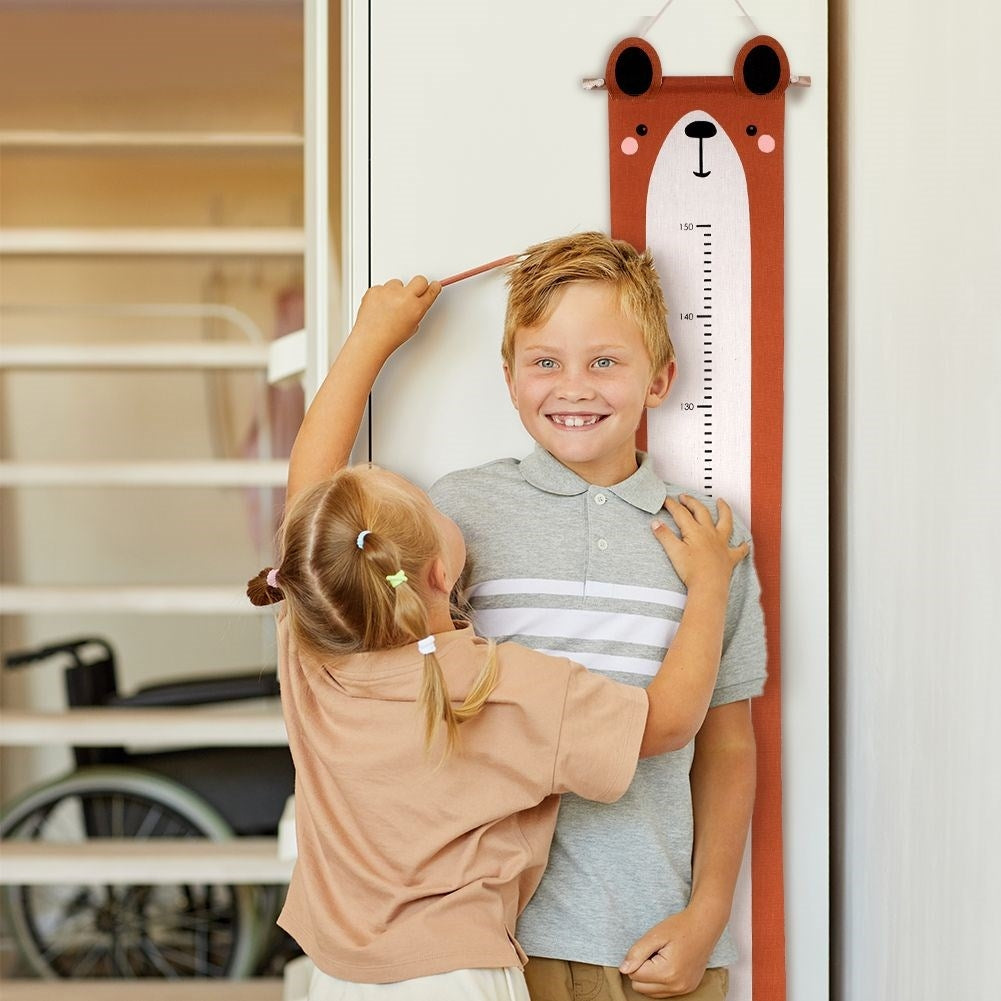 Children's wall measuring stick in durable fabric with a bear motif