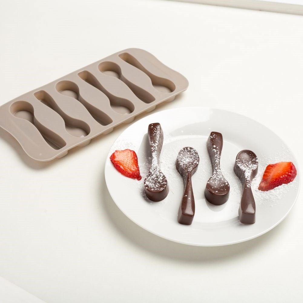 Chocolate club form in durable and dishwasher-safe silicone