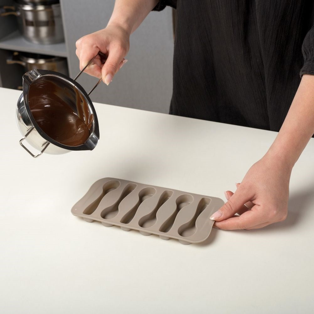 Chocolate club form in durable and dishwasher-safe silicone