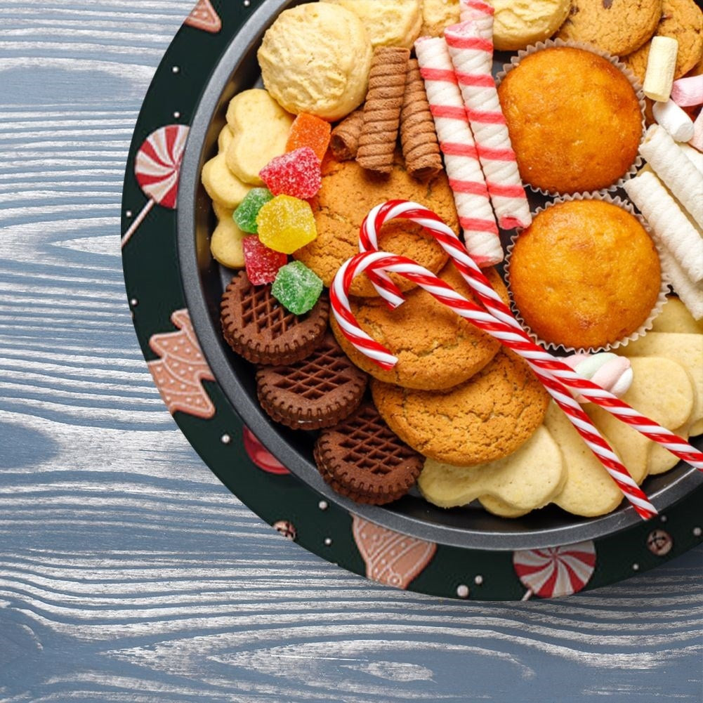 Christmas-inspired placemat 33 cm with gingerbread cookies and Christmas baubles