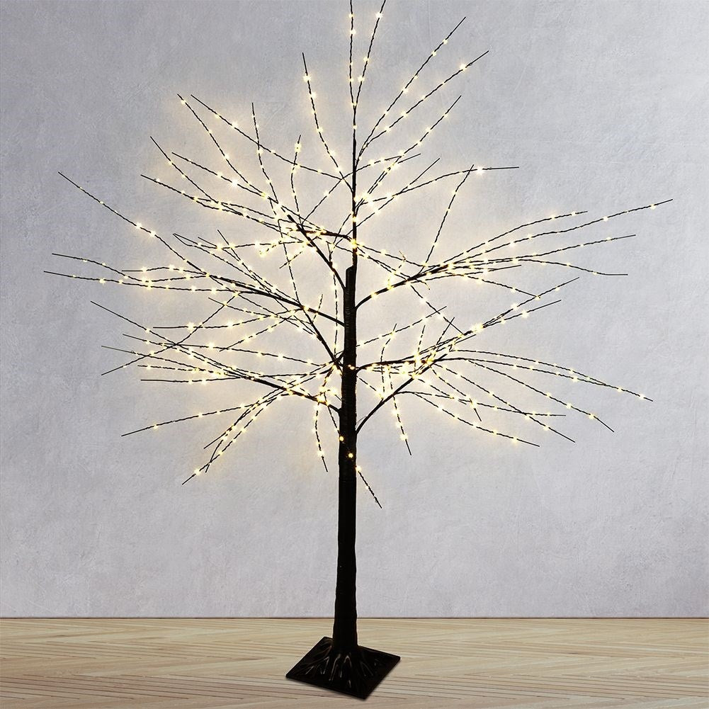 Christmas tree with 600 LED lights for indoors and outdoors