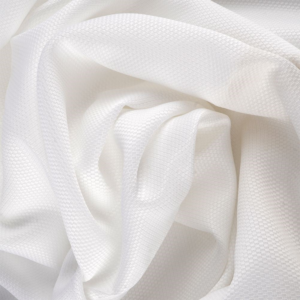 Classic white spotless tablecloth for all occasions