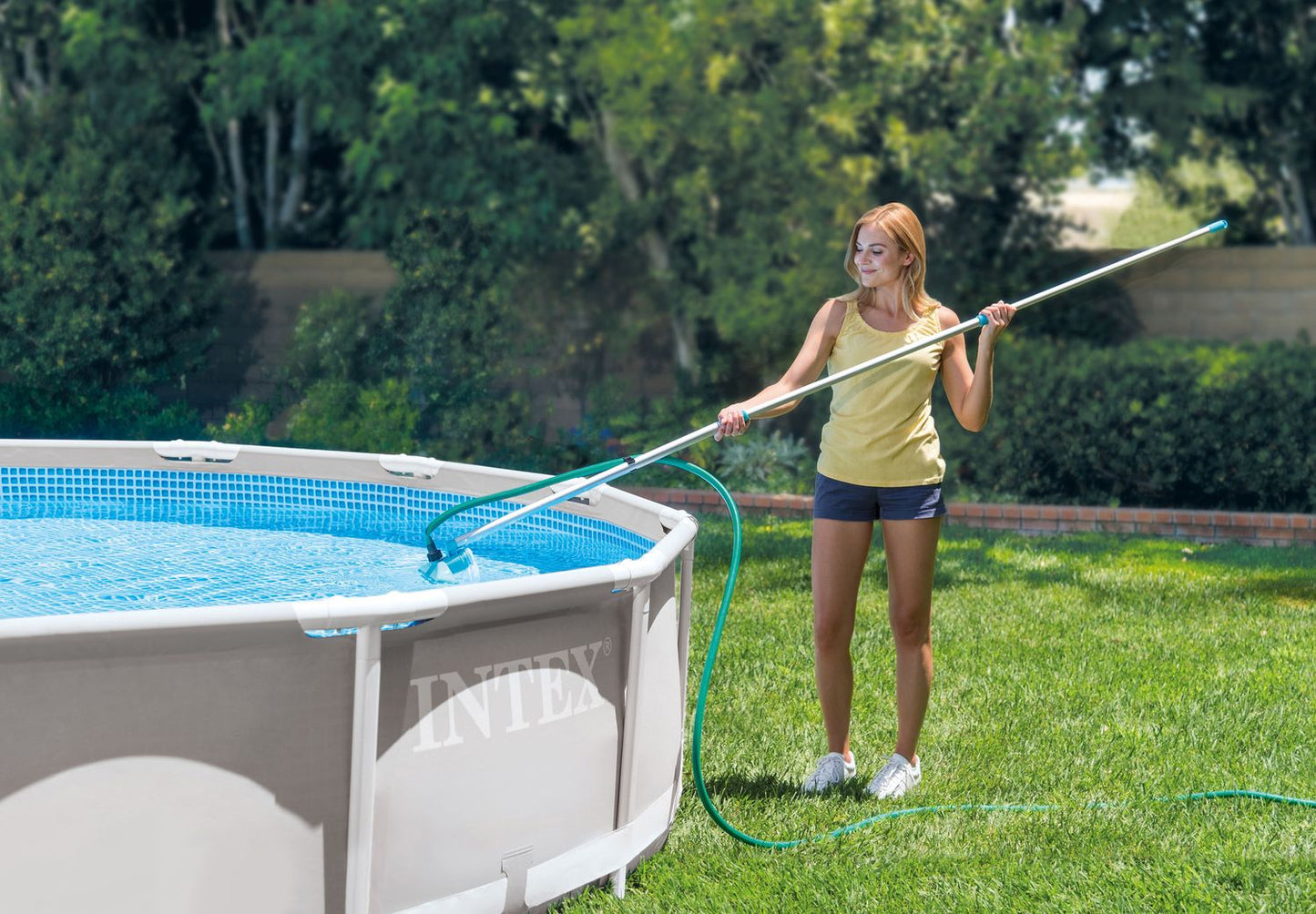 Cleaning set for cleaning swimming pools with a water vacuum cleaner 28002 Intex