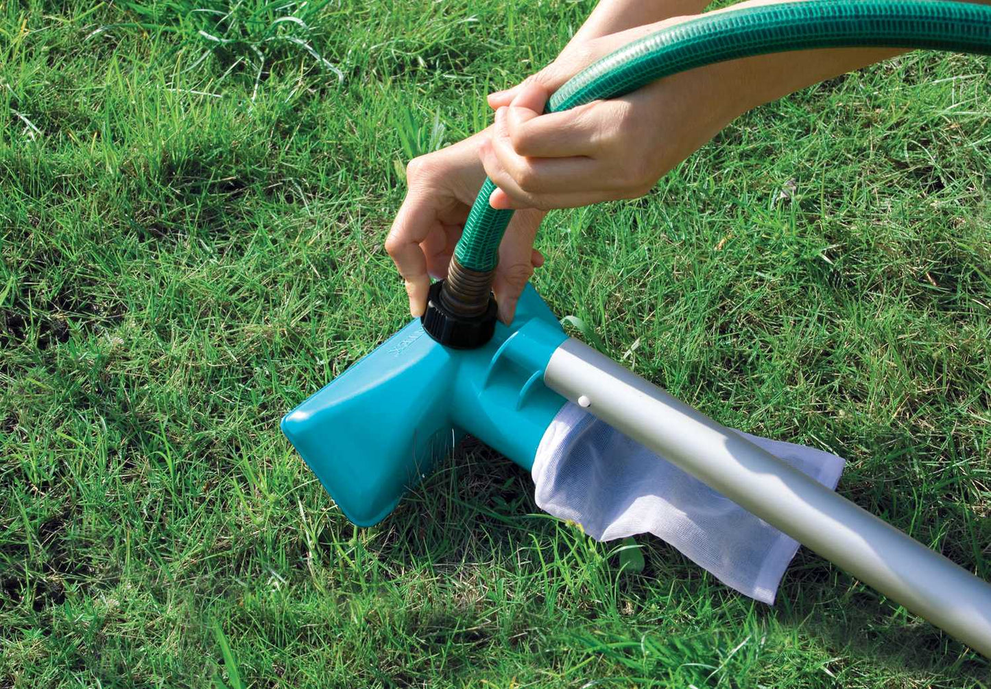 Cleaning set for cleaning swimming pools with a water vacuum cleaner 28002 Intex