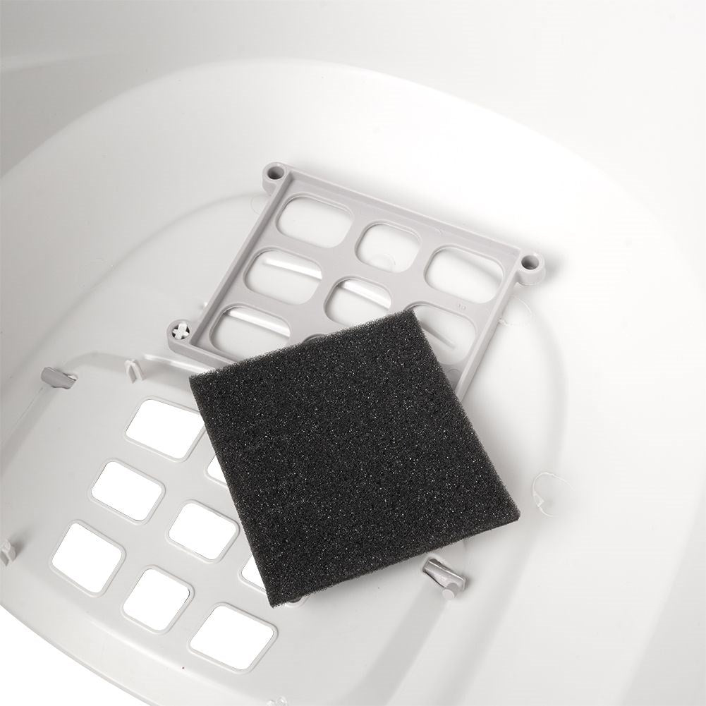 Closed litter box with carbon filter and transport handle