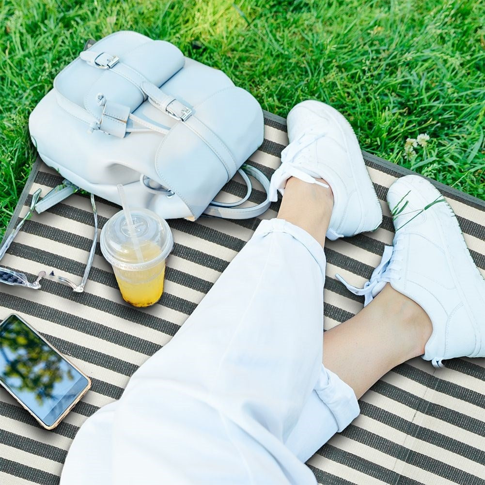 Collapsible picnic blanket: Perfect for outings & beach days