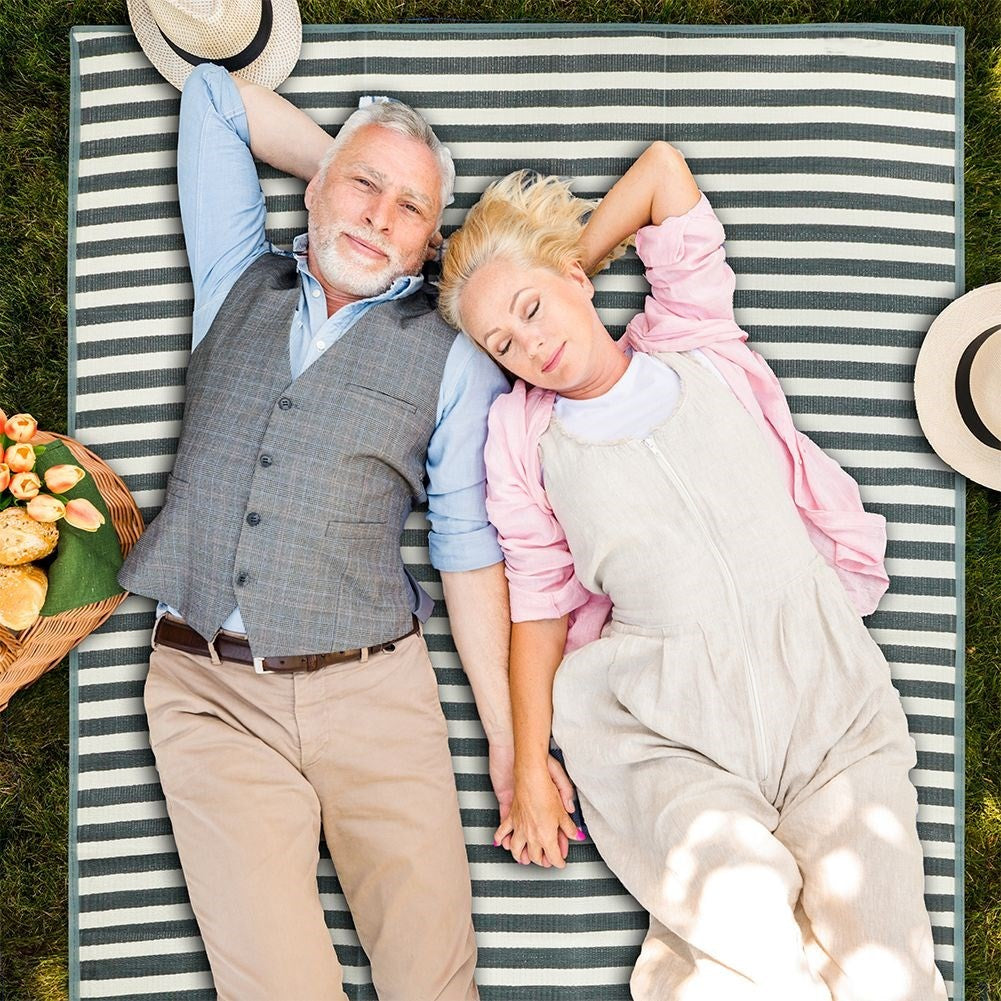 Collapsible picnic blanket: Perfect for outings & beach days