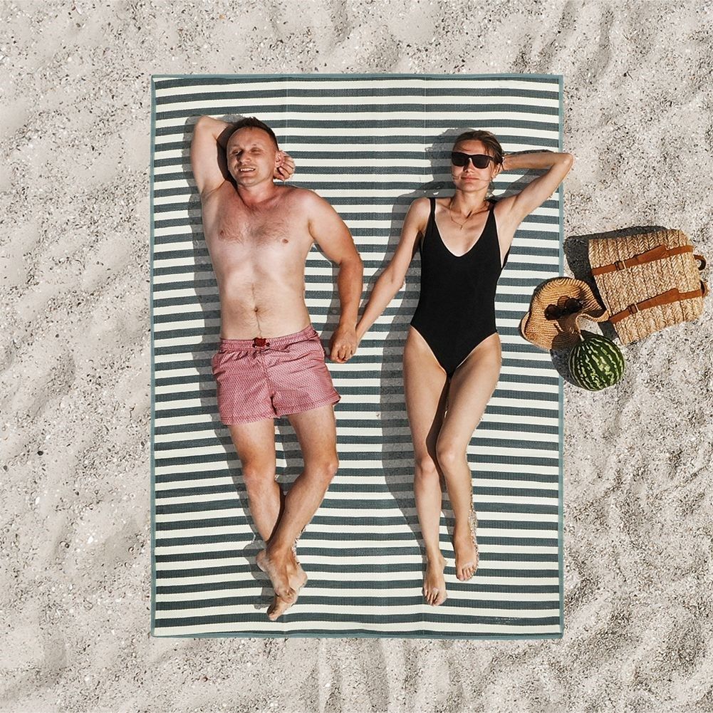 Collapsible picnic blanket: Perfect for outings & beach days