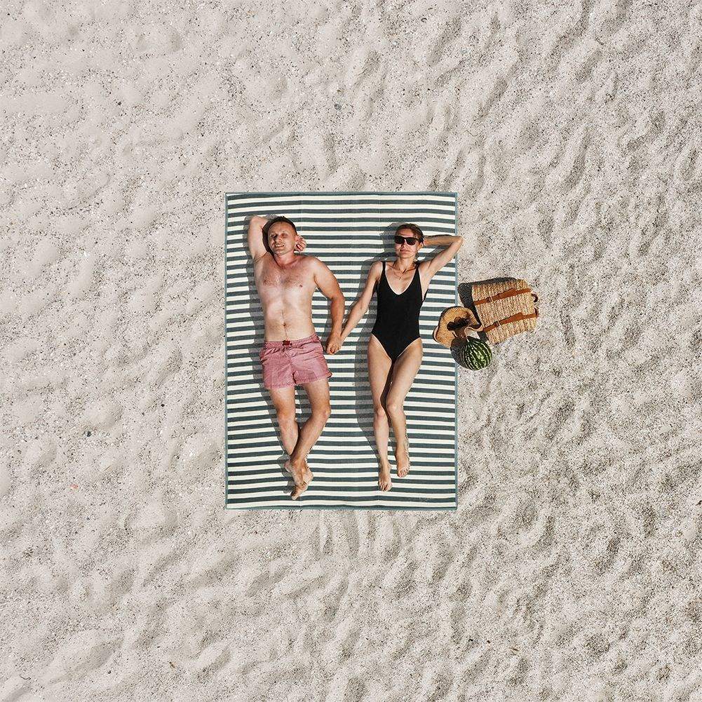 Collapsible picnic blanket: Perfect for outings & beach days