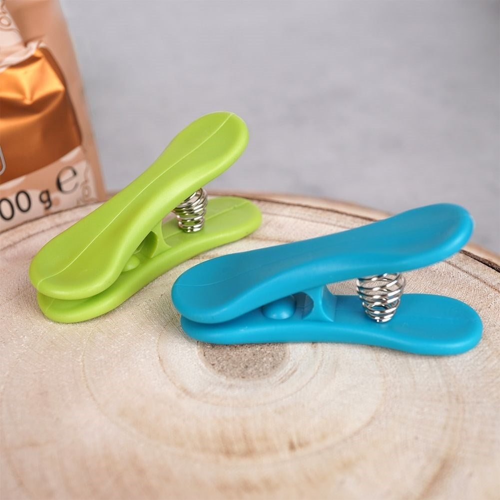Colorful Easter clips: Seal the food bag tightly in the kitchen