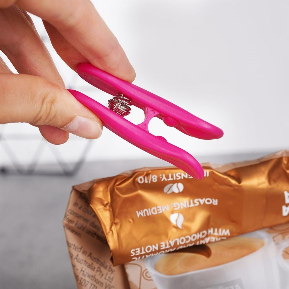 Colorful Easter clips: Seal the food bag tightly in the kitchen