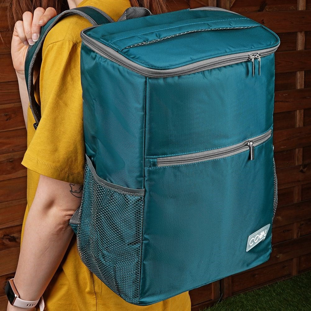 Comfortable cooler bag in backpack format for food and drinks