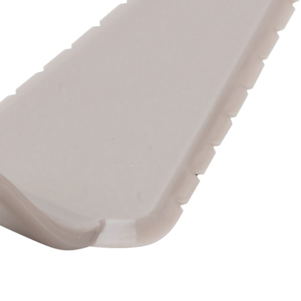 Comfortable spatula with sharp edges for cakes and tarts