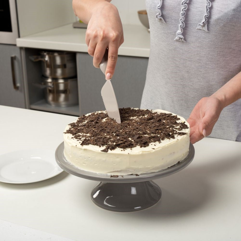 Comfortable spatula with sharp edges for cakes and tarts