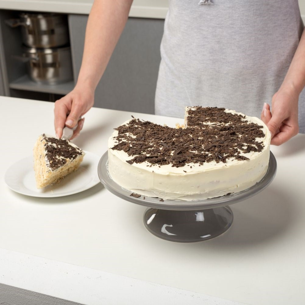 Comfortable spatula with sharp edges for cakes and tarts