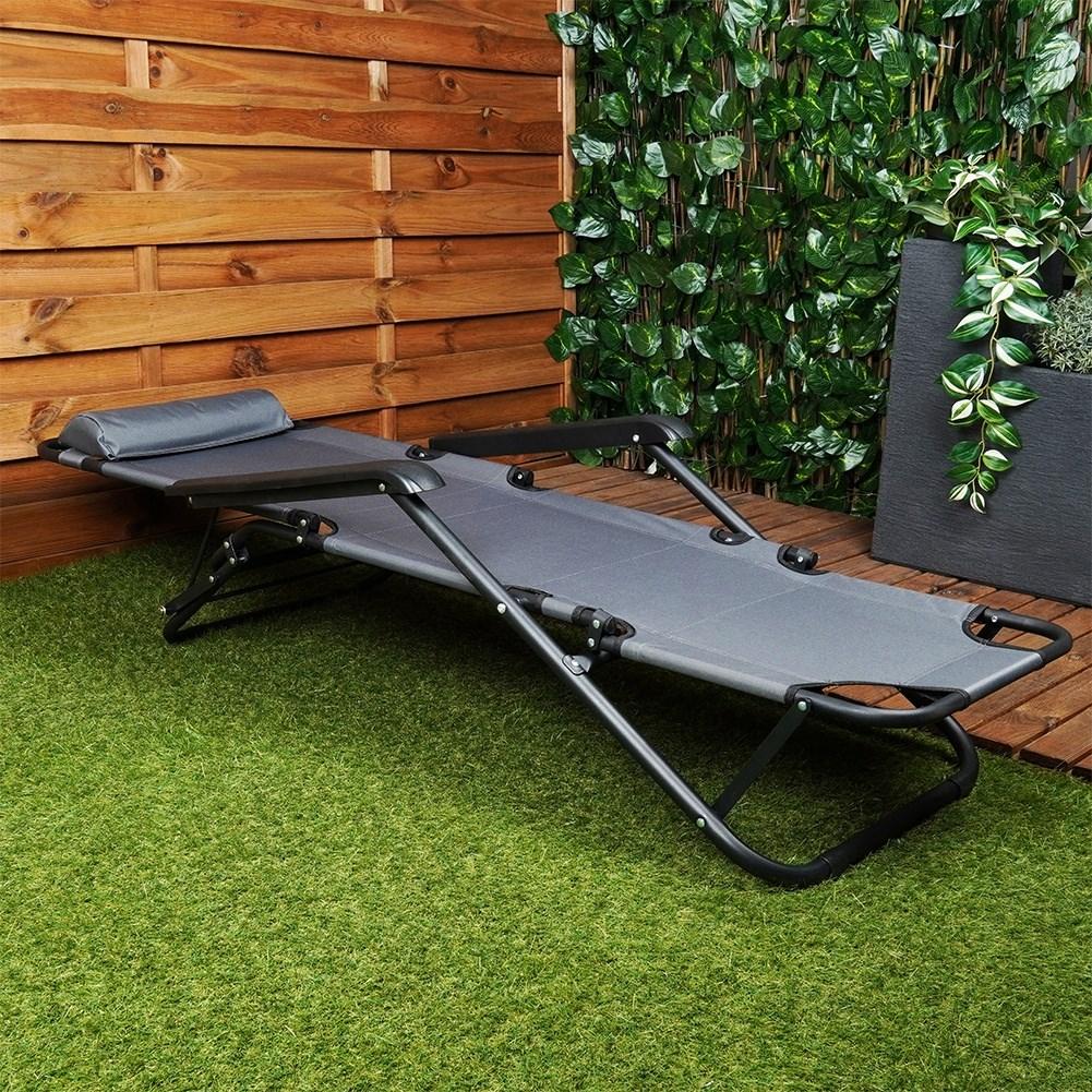Comfortable sun lounger with three adjustable positions for outdoor use