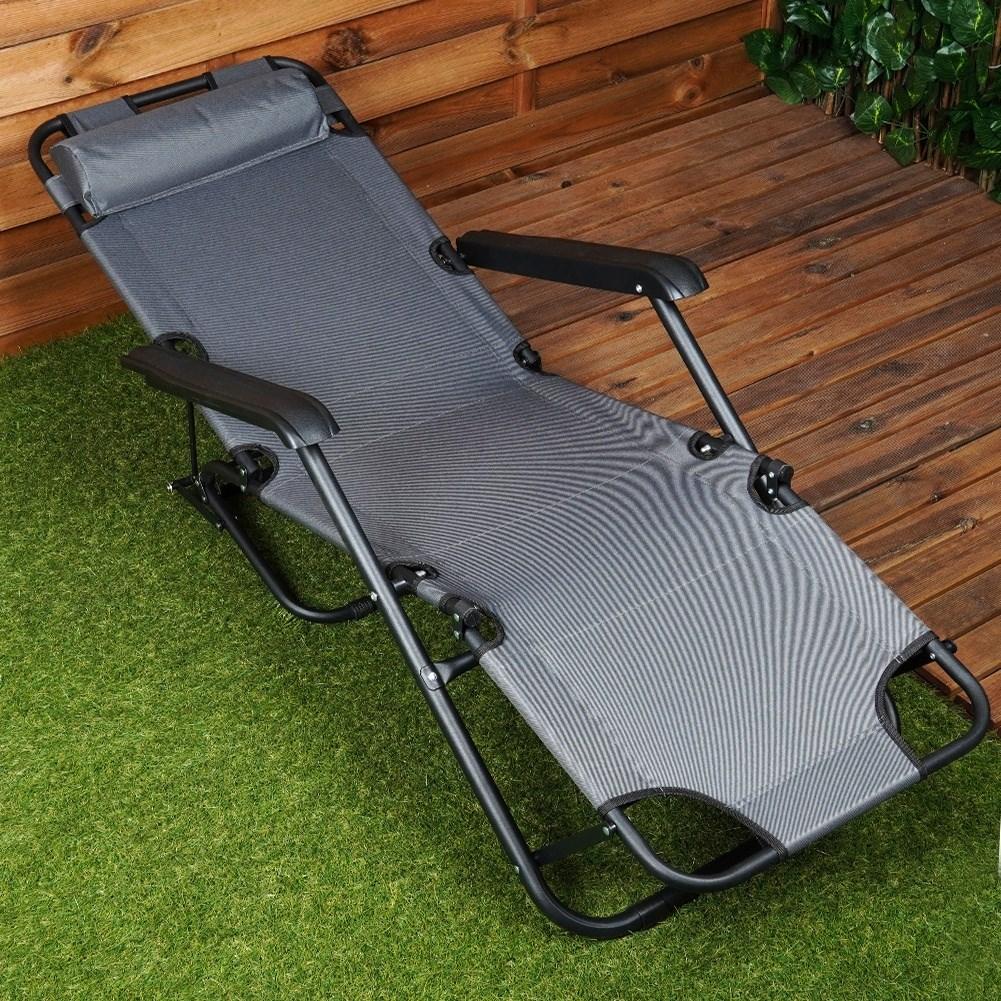 Comfortable sun lounger with three adjustable positions for outdoor use