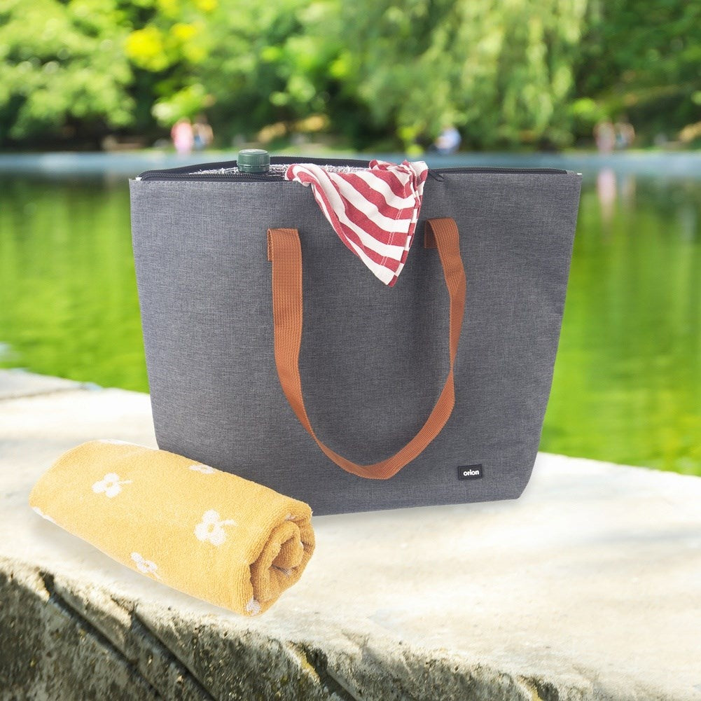 Convenient cooler bag for food and drinks - perfect for outings