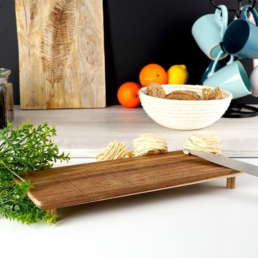 Cutting board in durable acacia wood with four legs