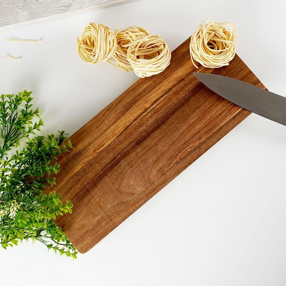 Cutting board in durable acacia wood with four legs