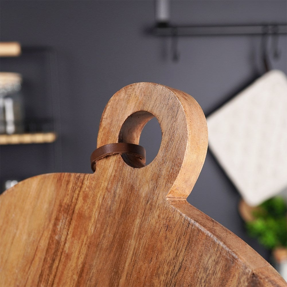Cutting board in durable acacia wood with handle
