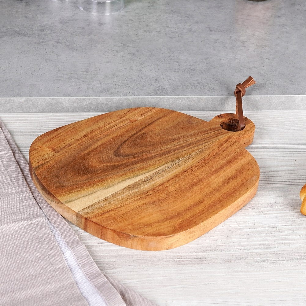 Cutting board in durable acacia wood with handle
