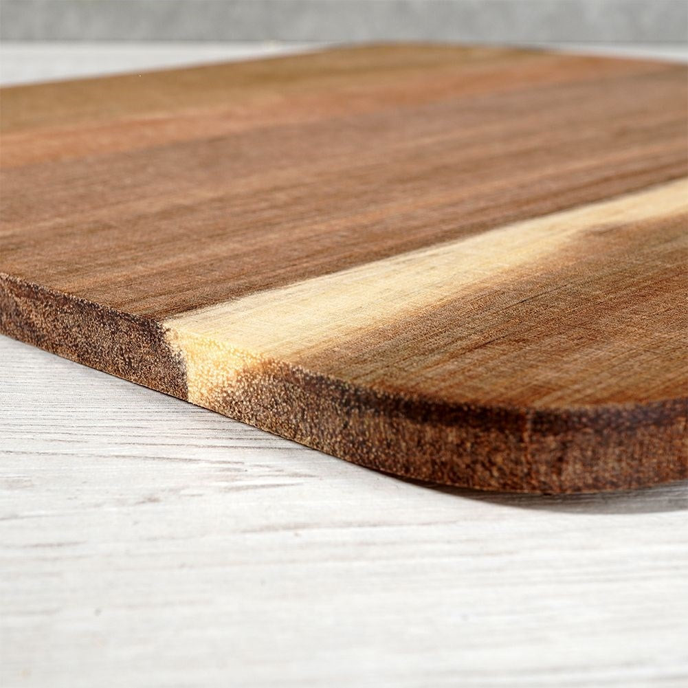 Cutting board in durable acacia wood with handle